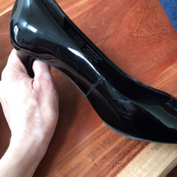 CUSHIONED Heels! Rockport Patent Leather pumps - Picture 6 of 10
